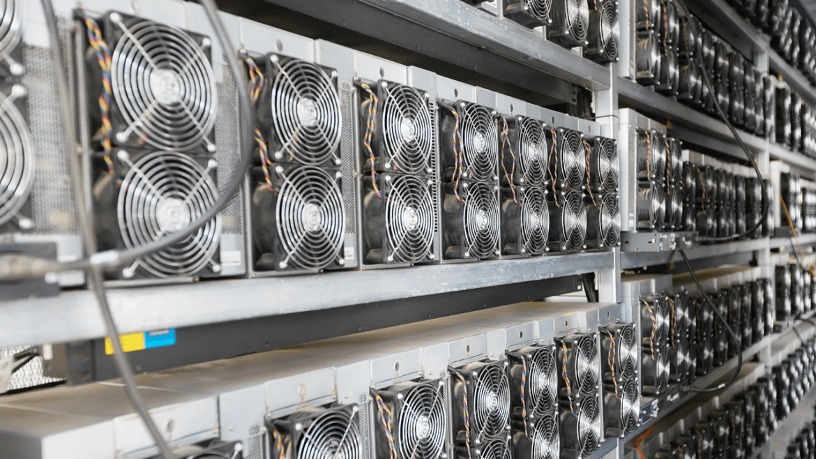 Bitcoin Miners Lose $40M in April as Revenue Slump Worsens