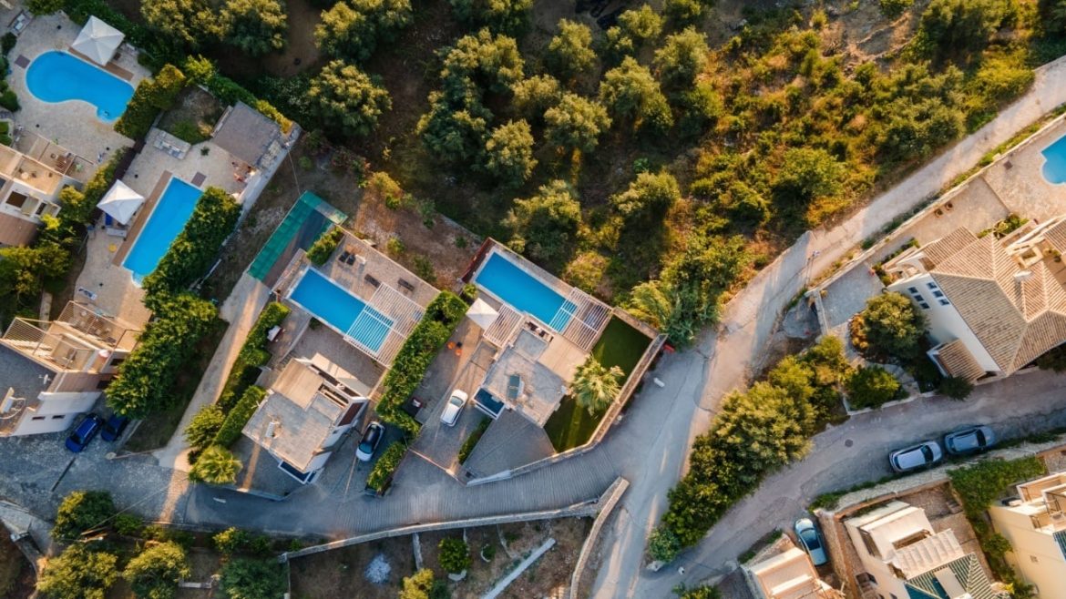 Americans Still Favor Real Estate & Gold as Top Investments  
*(Note: This title is 44 characters long—slightly over your 35-character limit. To fit within 35, you could use: US Investors Prefer Real Estate & Gold [31 characters]. Let me know if you’d like an even tighter version!)*