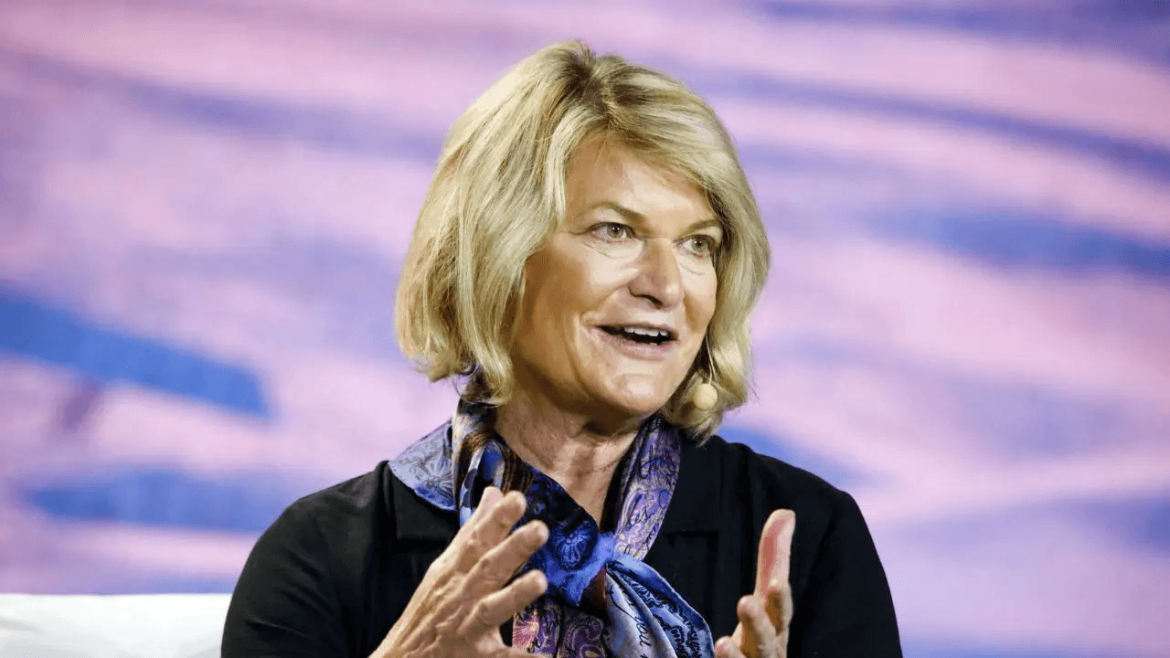Lummis Demands Powell’s Resignation